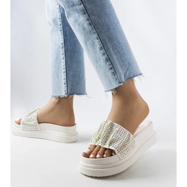 Fehér szandál az emelvényen cirkóniákkal a Franet-től 1