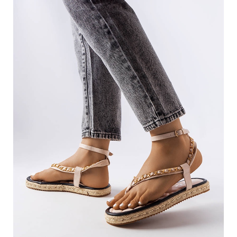 Bézs szandál lánccal díszítve a Varieur-től 2