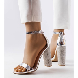 Ezüst szandál dekoratív Rette oszlopon 1