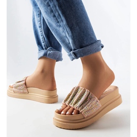 Rózsaszín szandál az emelvényen cirkóniákkal a Franet-től 1