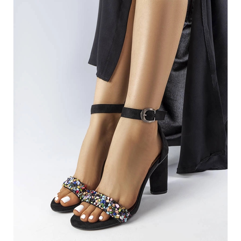 Vinceza kövekkel díszített fekete szandál 1