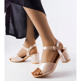 Arany szandál Vinceza posztján bézs 1