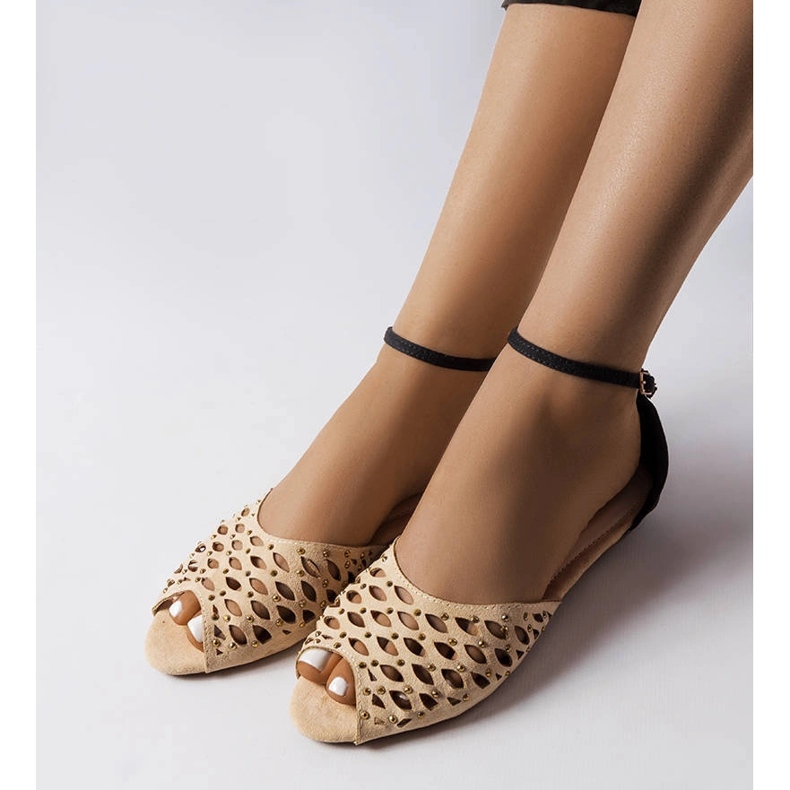 Bézs áttört szandál cirkóniákkal az Avice-től 1