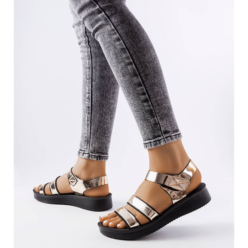 Arany lakkozású Brices szandál aranysárga 1