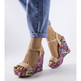 Bézs díszítésű ékszandál a Fairmont márkától 1