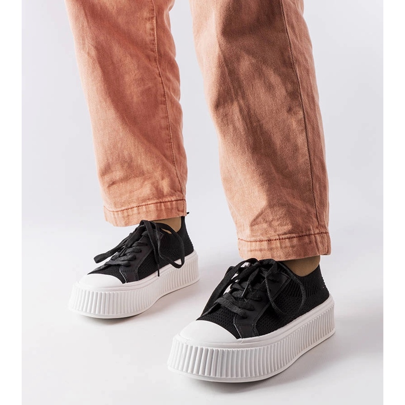 Fekete szövet tornacipő a Mallus platformon 1