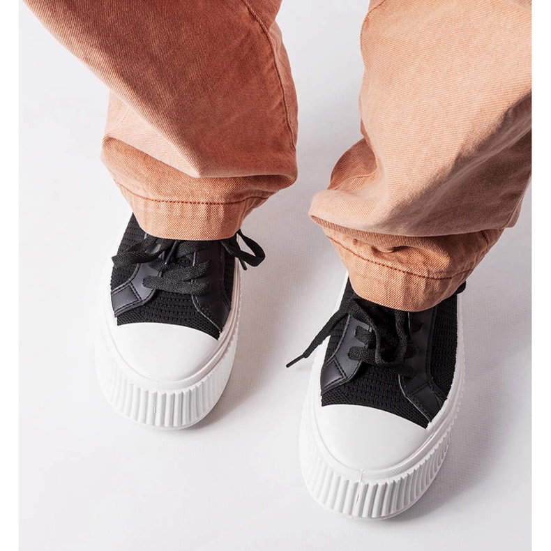 Fekete szövet tornacipő a Mallus platformon 2