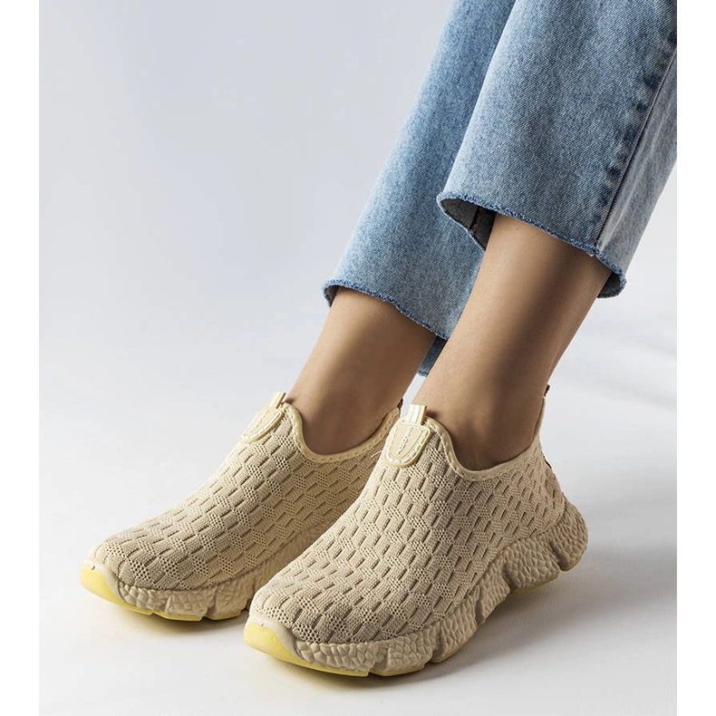 Világos bézs színű felbújós sportcipő az Obenortól 1