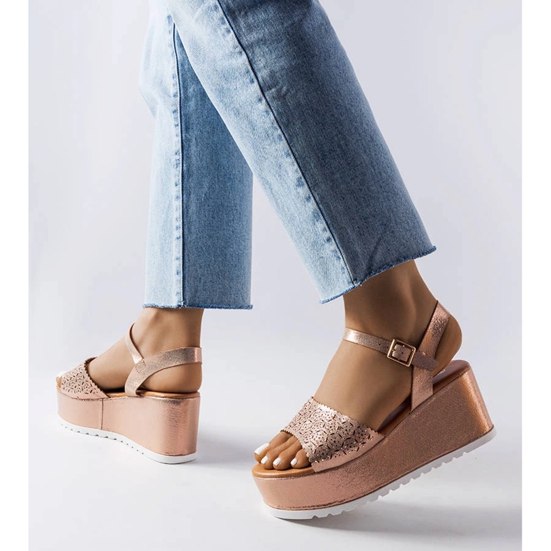 Rózsaszín áttört platformszandál a Stockton márkától 1