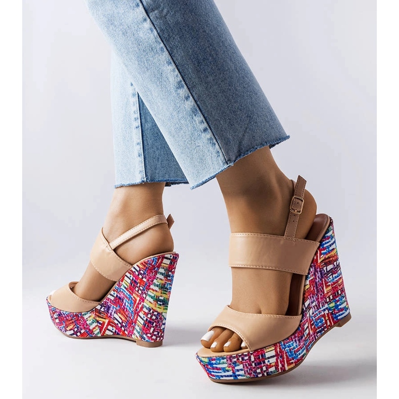 Bézs színű díszítésű ékszandál a Westtide márkától 1