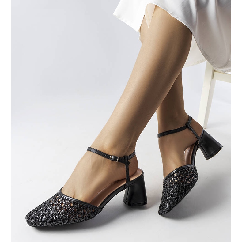 Fekete áttört magassarkú szandál a Werina cégtől 1