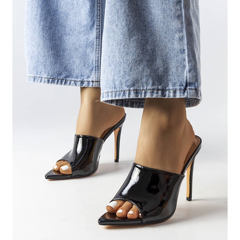 Fekete lakkbőr szandál a Wasima-tól 1