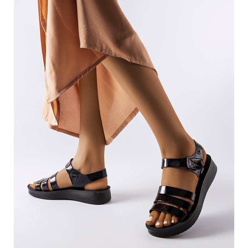 Fekete lakkozott ékszandál a Covillon márkától 2