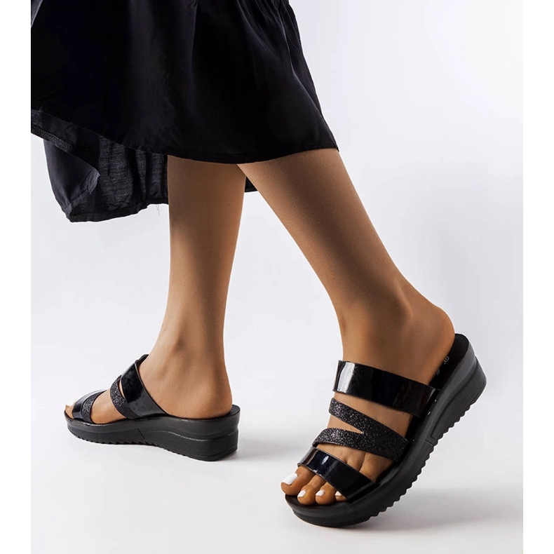 Loli fekete fényes papucsát 1