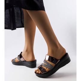 Loli szürke fényes papucsát fekete 1