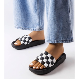 Fekete gumi platformpapucs az Elin márkától 1