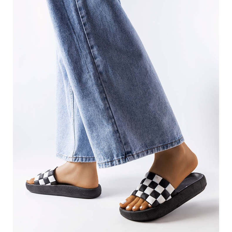 Fekete gumi platformpapucs az Elin márkától 2