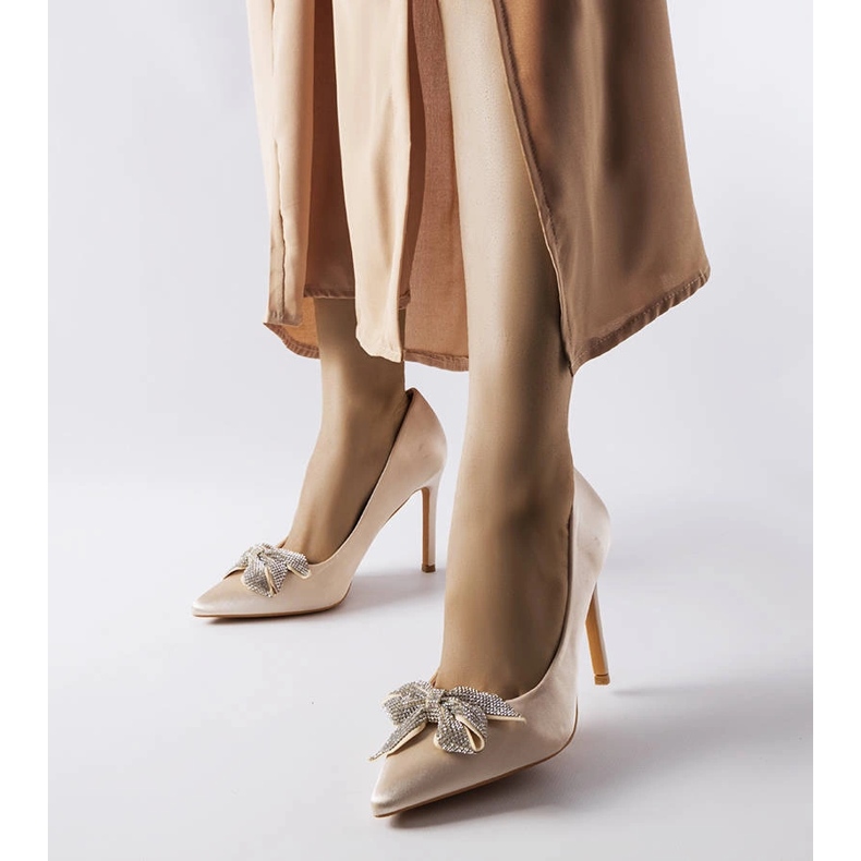 Bézs tűk szatén bevonattal és Mia masnival 1