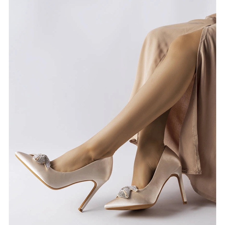 Bézs tűk szatén bevonattal és Mia masnival 2