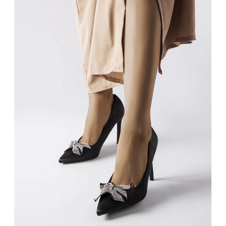 Fekete tűk szatén bevonattal, Mia masnival 1