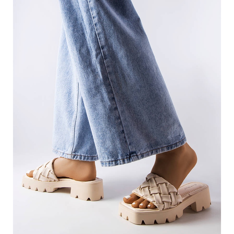 Bézs papucs traktortalppal a Lora-tól 2