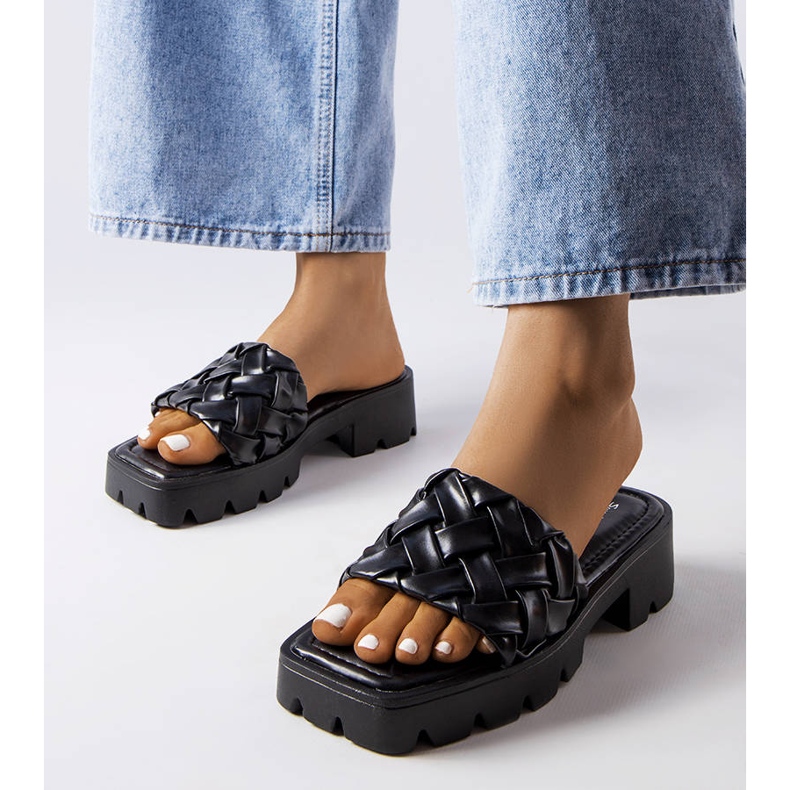 Fekete traktortalpú papucs a Lora-tól 1