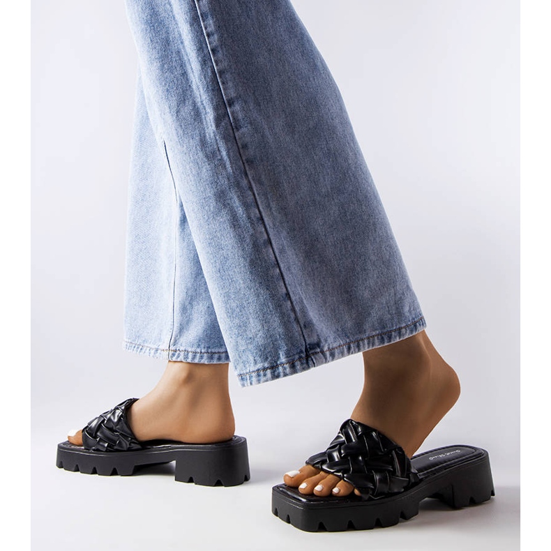 Fekete traktortalpú papucs a Lora-tól 2