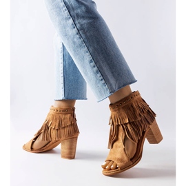 Karamell rojt szandál a Latimer márkától barna 1