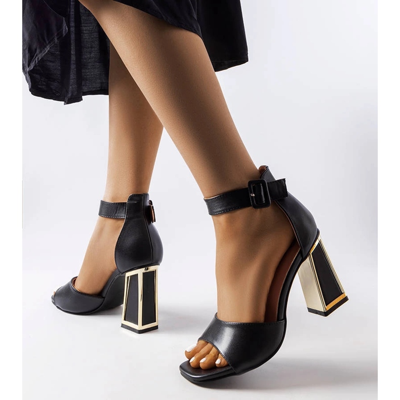 A márka fekete szandálja Marlens 1