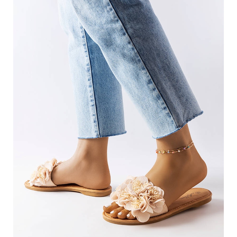 Bézs papucs virágokkal az Alfridától 2