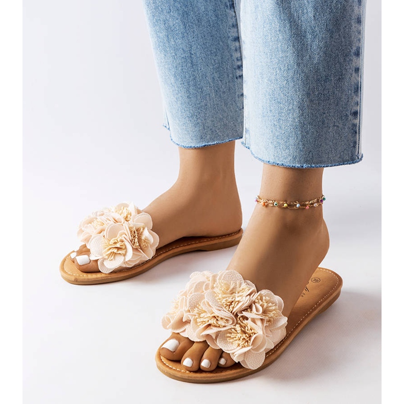 Bézs papucs virágokkal az Alfridától 1