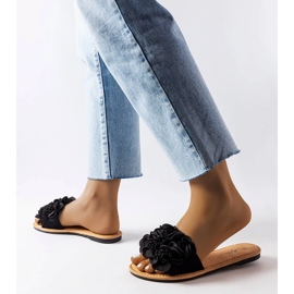 Fekete papucs virágokkal az Alfridától 2