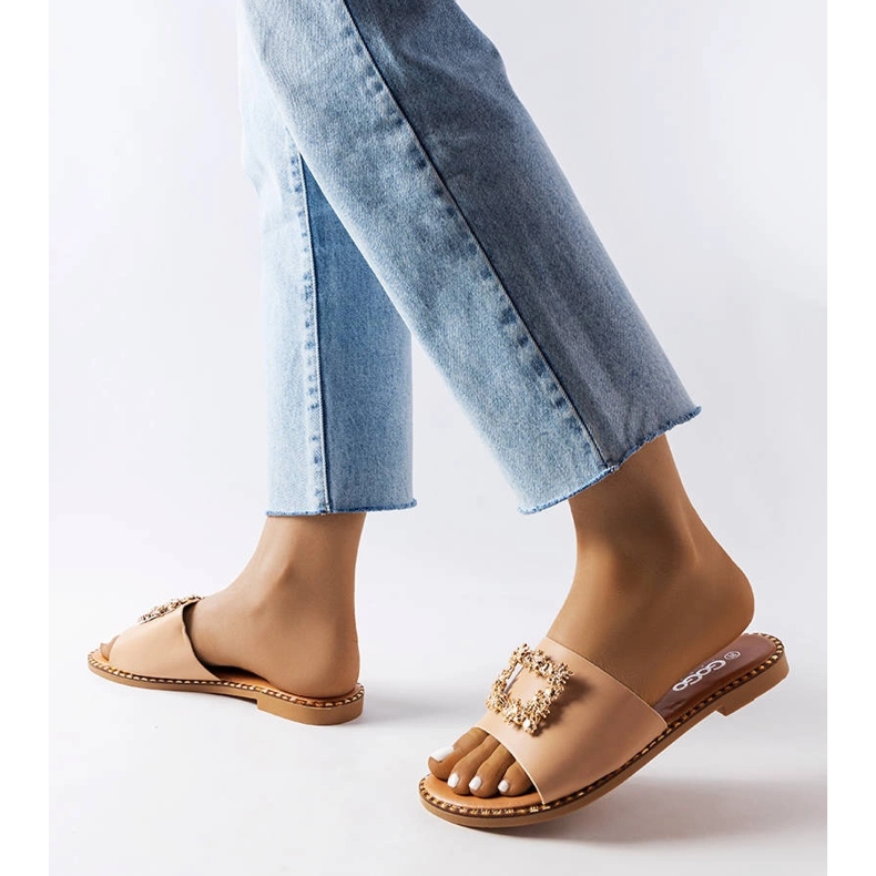 Bézs csúszkák díszítéssel a Miriama cégtől 2