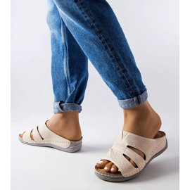 A márka világos bézs szandálja Oliwia 1