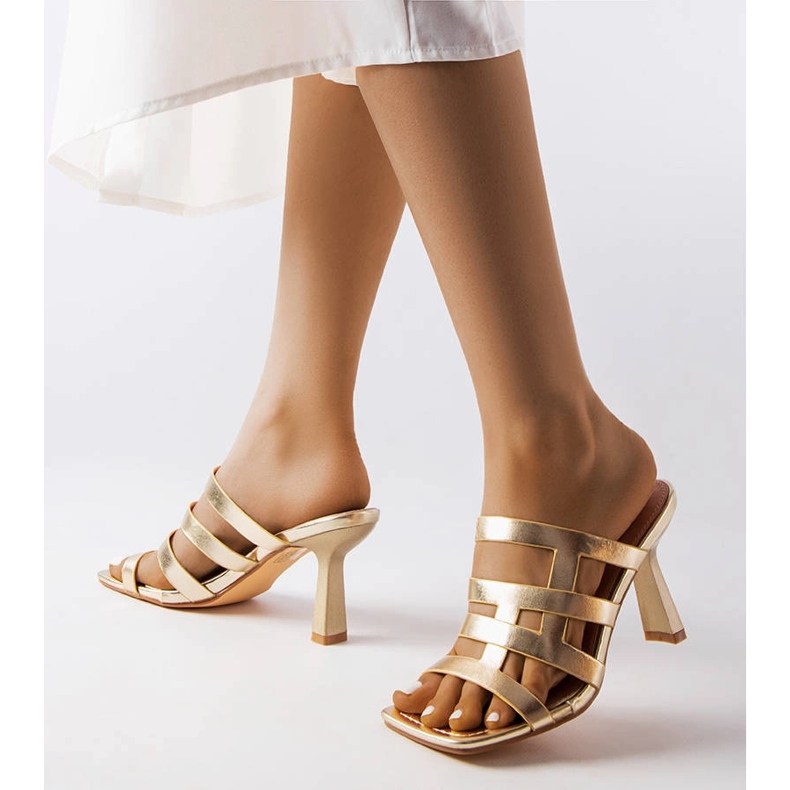 Arany papucs a gombostűn aranysárga 1