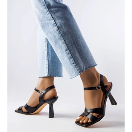 Karolina fekete magas sarkú szandál övvel 1