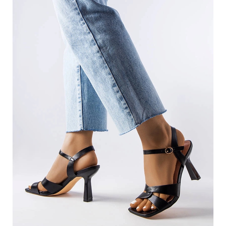 Karolina fekete magas sarkú szandál övvel 1