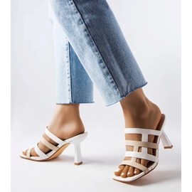 Fehér papucs gombostűn 1