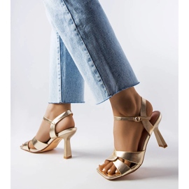 Karolina arany magassarkú szandál övvel aranysárga 1