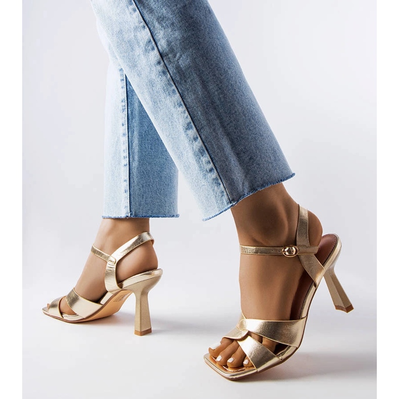 Karolina arany magassarkú szandál övvel aranysárga 1