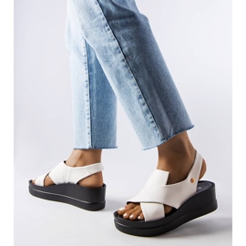 A márka fehér ékszandálja Adelina 1