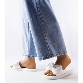 Lende fehér papucs masnival 2 Lende fehér papucs masnival 2