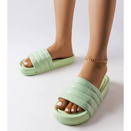 Inna Dorene foltvarrással díszített zöld papucs 1