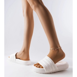 Dorene foltvarrással díszített fehér papucs 2