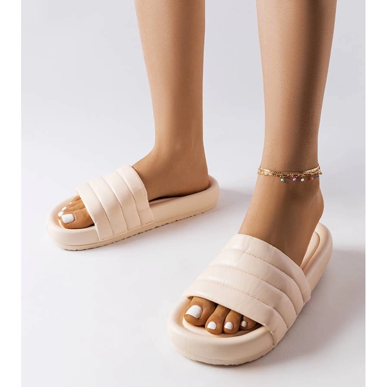 Inna Foltvarróval díszített bézs papucs a Dorene cégtől 1