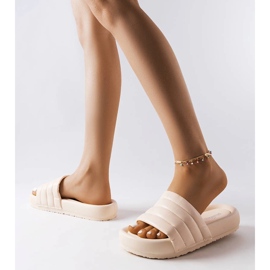 Inna Foltvarróval díszített bézs papucs a Dorene cégtől 2