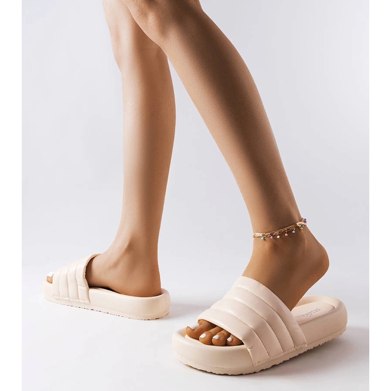 Inna Foltvarróval díszített bézs papucs a Dorene cégtől 2