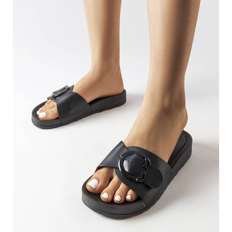 Fekete csattal ellátott csúszdák a Généreux-tól 1