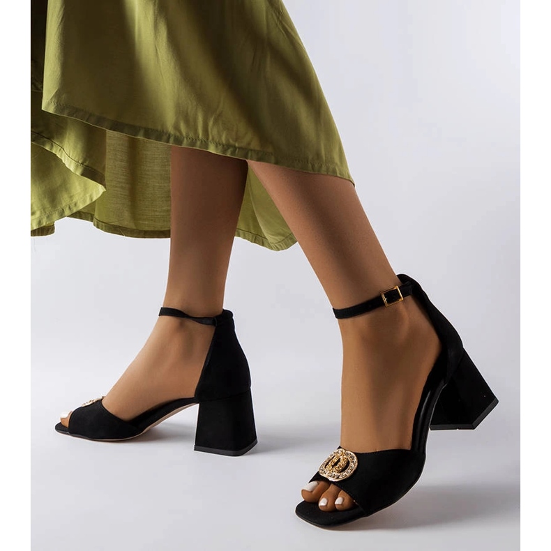 Fekete velúr sarkú szandál a Karino cégtől 1