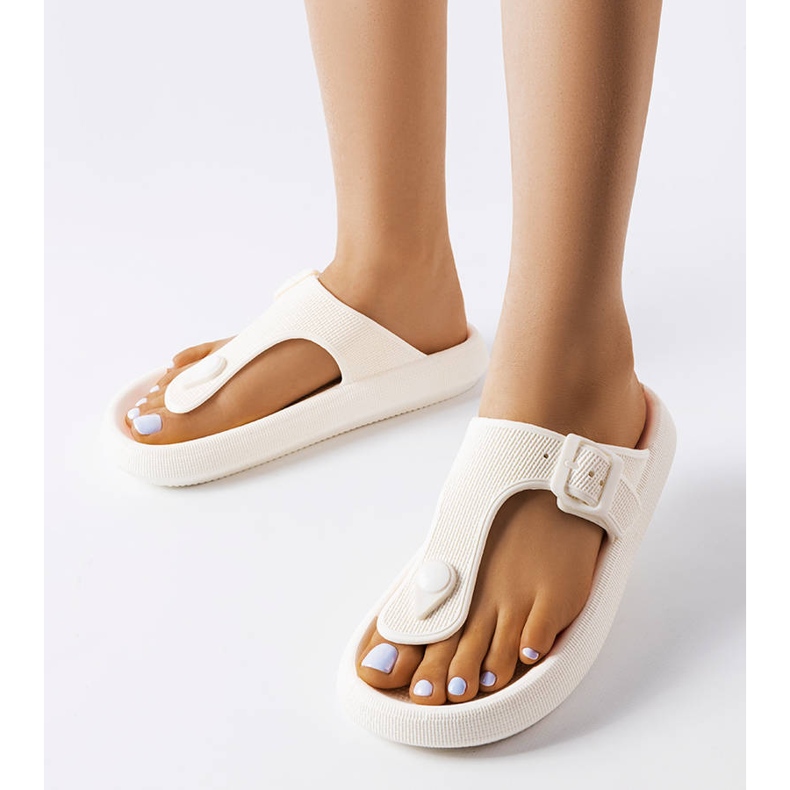 A Moretti fehér papucsai 1 A Moretti fehér papucsai 1